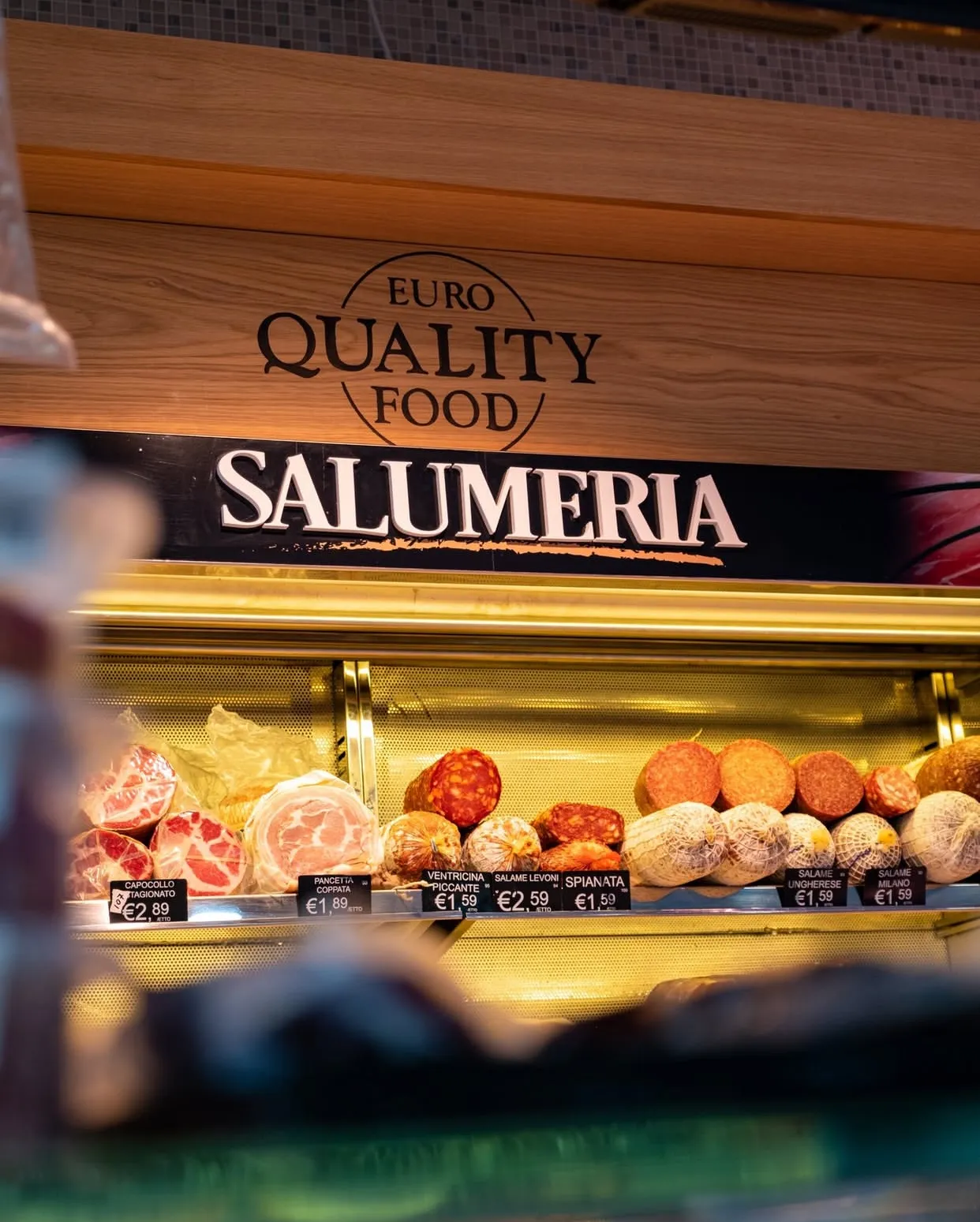 Interno del negozio e banco